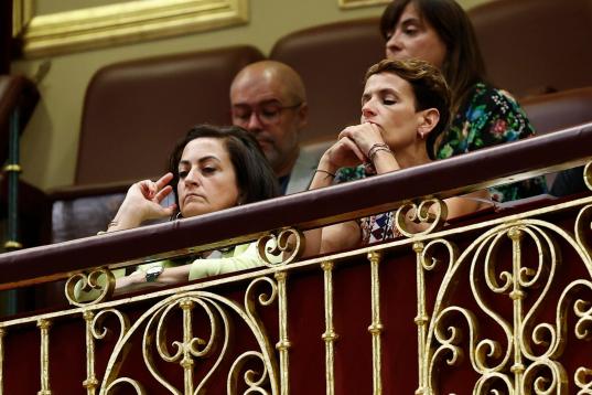 Las presidentas de Navarra, María Chivite, y de La Rioja, Concha Andreu (i), bastante serias durante la intervención de Sánchez.