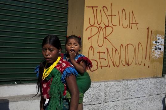 El juez Santiago Pedraz instruye la querella de la premio Nobel de la Paz Rigoberta Menchú contra ocho ex altos cargos guatemaltecos por genocidio, terrorismo y torturas después de que el Supremo ordenara en 2003 que se investigara, aunque só...