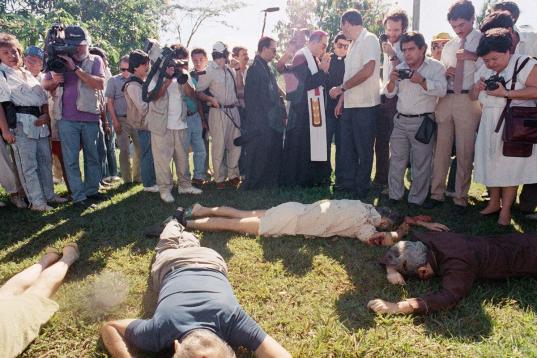 Casi veinte años después del asesinato de seis jesuitas, entre ellos Ignacio Ellacuría, y dos de sus empleadas en El Salvador en 1989, el juez Eloy Velasco admitió una querella contra catorce miembros del Ejército salvadoreño presuntamente...
