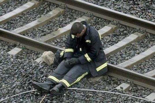 Un bombero descansa durante las tareas de salvamento 