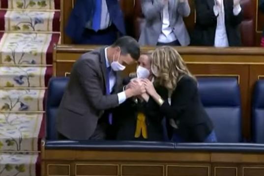 Ahora sí, ahora sí se ha aprobado la reforma: emoción entre Sánchez, Calviño y Díaz
