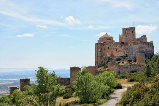 El castillo de Loarre, construido en el siglo XI en la comarca de la Hoya de Huesca, es una de las dos fortalezas que aparecen en la lista.                               