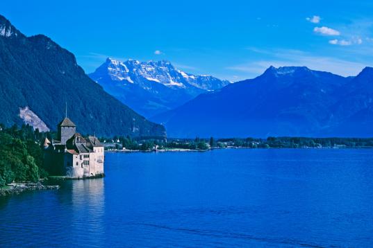 En el lago de Lemán, en medio de los alpes suizos, se levanta esta fortaleza construida en el siglo XIII.