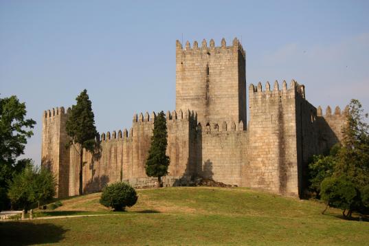 Este castillo, localizado en el concejo portugués de Guimarães, fue creado en el siglo X.