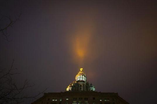 El efecto de las luces del Municipal Building de Manhattan sobre la niebla.