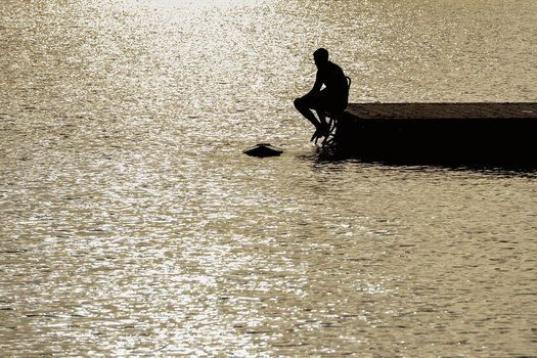 Un joven aprovecha el día soleado en el lago de Zúrich (Suiza).