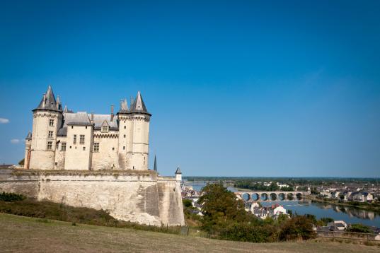El castillo de Saumur, situado junto al río Loira a su paso por la ciudad que lleva su nombre, se levantó en el siglo XIV. 