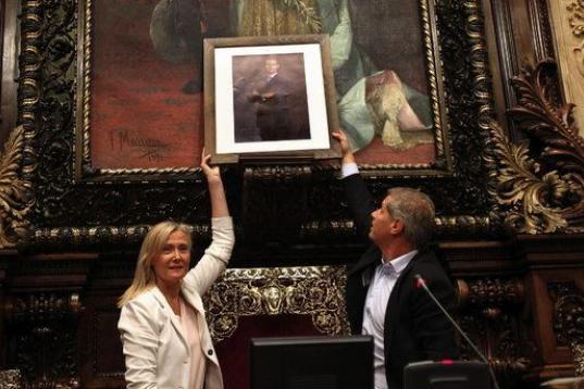 Los concejales del PPC, Alberto Fernández Díaz y Ángeles Esteller, colocan una fotografía de Don Felipe en la repisa del salón de plenos donde estaba el busto de Don Juan Carlos. 