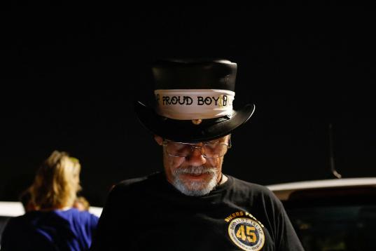Un hombre porta un sombrero con el nombre de la organización ultraderechista Proud Boys, a la que Trump guarda simpatía.
