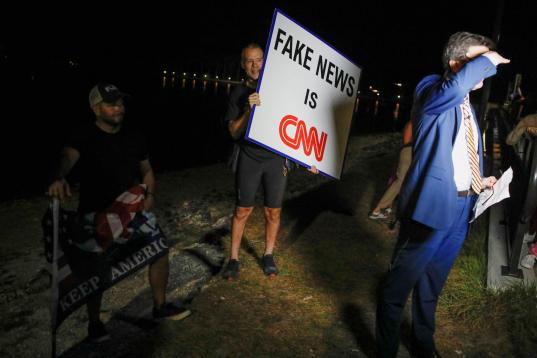 Un hombre protesta contra la cadena de televisión CNN, medio que reveló que supuestamente se habrían tratado de destruir documentos en un inodoro.