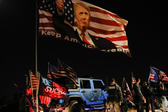 En la protesta de los seguidores de Trump se vieron numerosos símbolos de apoyo.