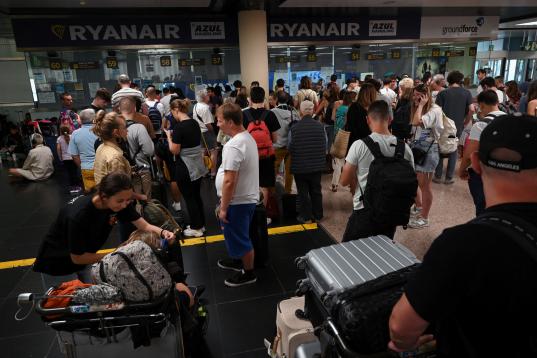 Pasajeros afectados por la huelga de trabajadores de Ryanair.