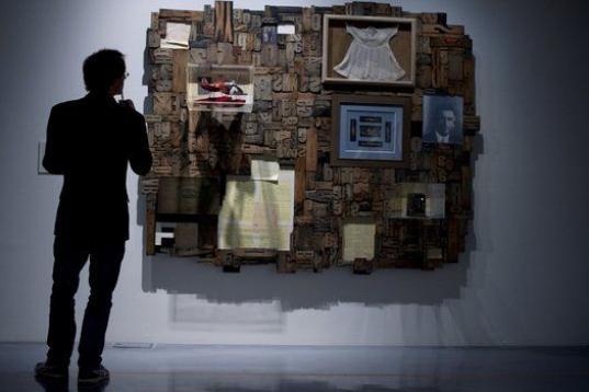 Un hombre observa la obra de Maurice Lemaitre "Autorretrato de mi padre", en el pase de prensa de estreno del nuevo Pompidou. 