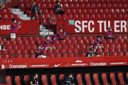 Banquillo del Sevilla: casi todos los jugadores, en las gradas