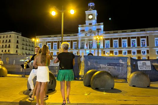 Justo antes de medianoche continuaban llegando personas que no querían marcharse de una iluminada Puerta del Sol con su selfi.