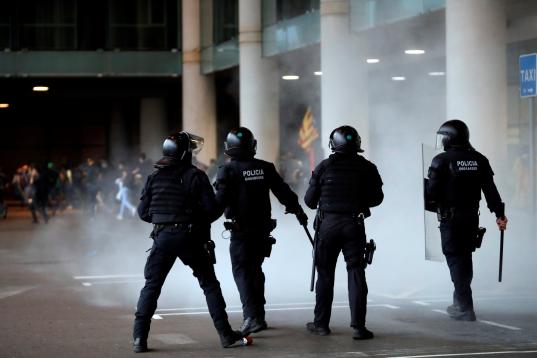 Los agentes de la policía han cargado en El Prat contra los manfiestantes