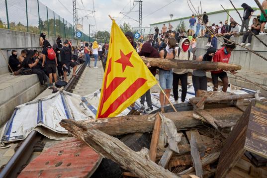 Un centenar de manifestantes han interrumpido el servicio de tren de alta velocidad en Girona este jueves, después de que haya accedido a las vías fuera de la estación, que se encuentra protegida por un fuerte dispositivo po...