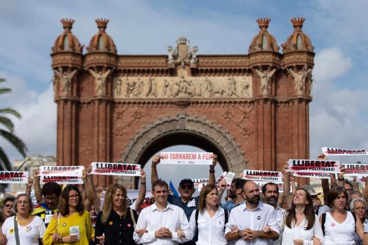 El vicepresidente de Omnium Cultural, Marcel Mauri (3d), se manifiesta ante el Arco de Triunfo, en Barcelona. Esta ha sido una de las numerosas protestas que se están produciendo en la capital catalana contra la sentencia d...