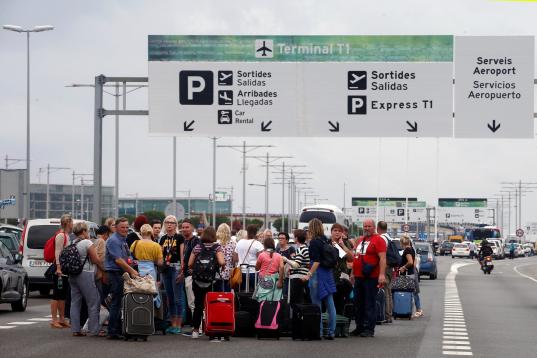 Los pasajeros que este lunes tenían que llegar al Prat, han tenido que llegar andando tras la orden de los Mossos de suspender el transporte público hacia el aeropuerto. Renfe ha reanudado el servicio pasadas las 14.30 tras la ocup...