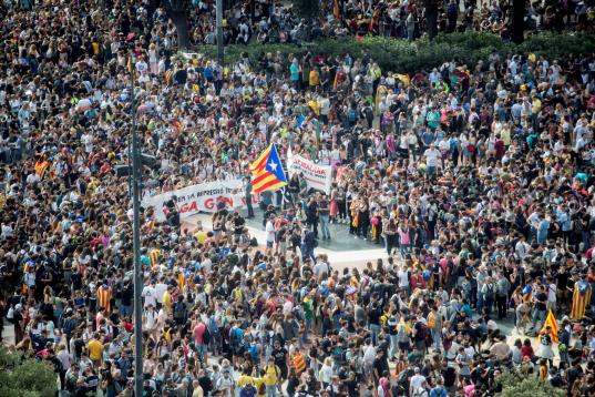 La plaza de Catalunya ha sido uno de los focos de la protesta de este lunes contra la sentencia del Tribunal Supremo en la que se ha condenado a los dirigentes independentistas a entre 9 y 13 años de cárcel.