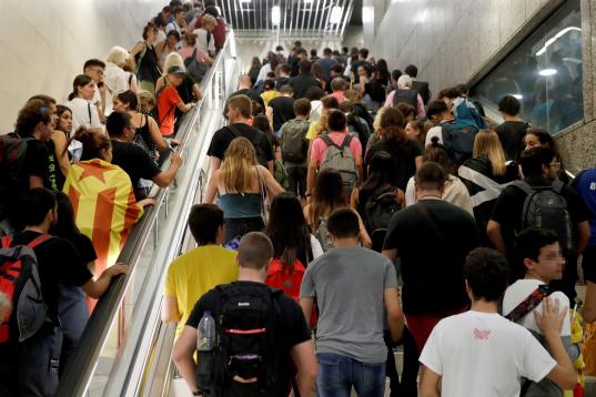 Centenares de personas se han dirigido en metro al Aeropuerto de El Prat tras el anuncio de la plataforma Tsunami Democràtic que ha llamado a paralizar la actividad del aeropuerto.