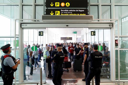 Los Mossos d' Esquadra han pedido la ayuda de la Policía Nacional para controlar a los manifestantes en la terminal 1 del Aeropuerto de El Prat. 