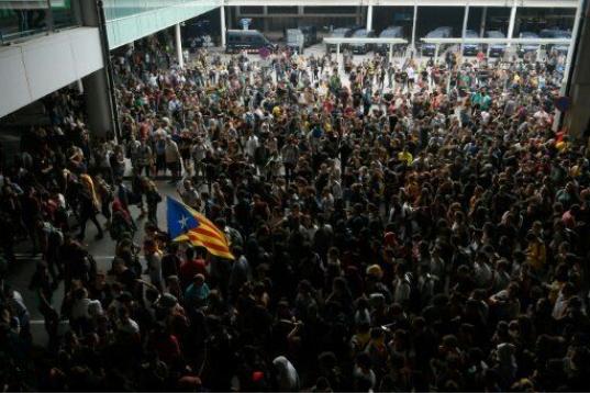Miles de personas colapsan el acceso a la terminal 1 de Aeropuerto de El Prat.