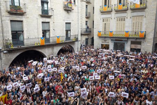 Unas 6.000 personas se han concentrado ante la delegación de la Generalitat de Catalunya en Girona