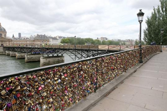 Empleados del ayuntamiento de Paris retira los candados de amor colgados de las barandillas del Puente de las Artes en París, Francia. 