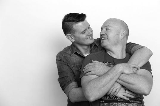 Una pareja australiana, formada por Jason Griffiths, de 31 años y Mark McCarthy, de 43, posan durante una sesión de fotos en Fremantle, Australia. 

