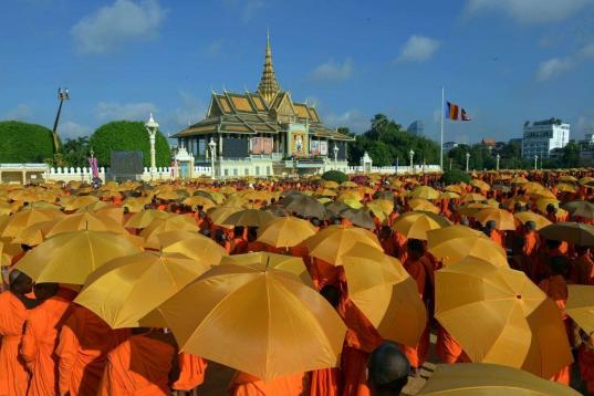 Monjes budistas camboyanos se reúnen frente al Palacio Real en Nom Pen, Camboya. 