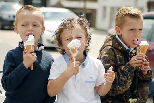 Unos niños comen un helado en Appleby, Inglaterra. 