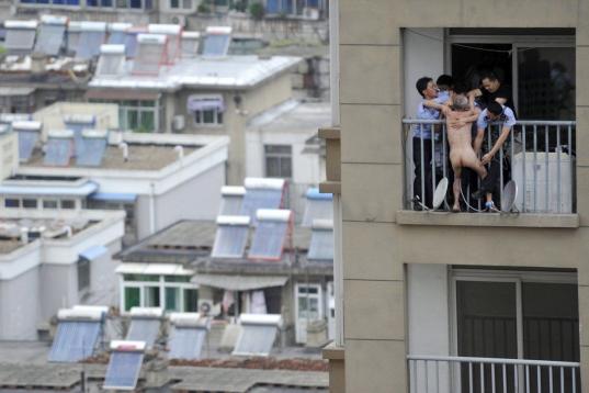La policía trata de controlar a un hombre desnudo que se disponía a suicidarse saltando por el balcón de su casa, en Hefei, provincia de Anhui, China. El hombre, de apellido Liu, fue finalmente controlado por la policía tras un enfrentamient...