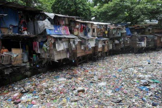 Una hilera de chabolas sobre un mar de basura este viernes, el Día Mundial del Medio Ambiente, en Manila. 
