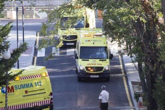 Varias ambulancias del Servicio de urgencia médica de la Comunidad de Madrid (SUMMA) llegan al hospital Carlos III. 