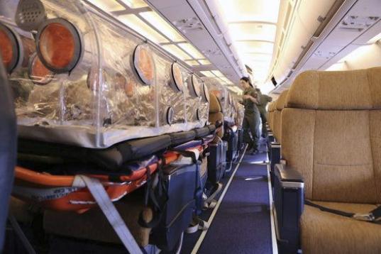 En esta fotografía facilitada por el Ministerio de Defensa se observa el interior del avión con las medidas de seguridad pertinentes para repatriar a Miguel Pajares y Juliana Bohi, infectados de ébola. 