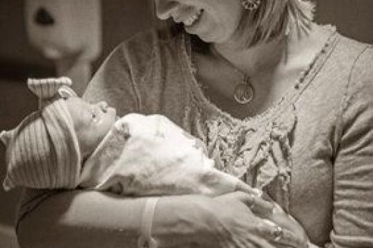 Rachel Saarela conoció a su hija, Vivianna Lu, el 7 de mayo de 2014. La fecha oficial de adopción se fijó para el 7 de noviembre, cuando la niña cumplió seis meses.
