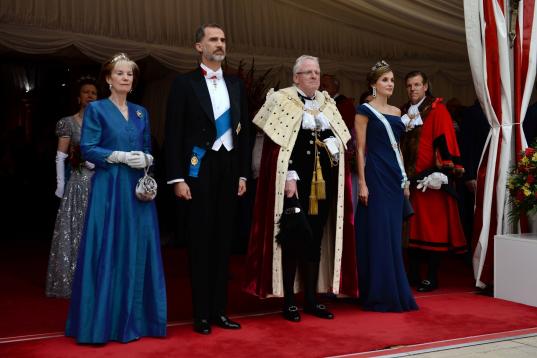 Recepción de los reyes por el alcalde de la City de Londres, Andrew Parmley, y su esposa, Wendy Parmley.