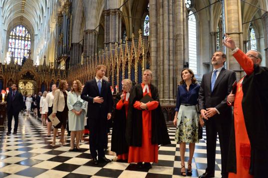 Los reyes y el príncipe Harry en la abadía de Westminster.