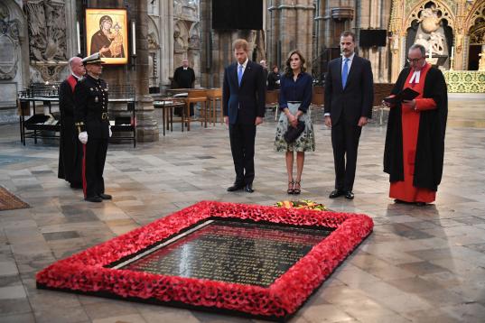 Los reyes y el príncipe Harry en la tumba al soldado desconocido de la abadía de Westminster.