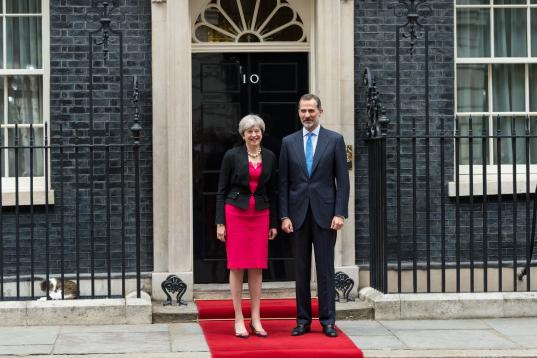 El rey Felipe VI durante su encuentro con Theresa May, primera ministra británica.