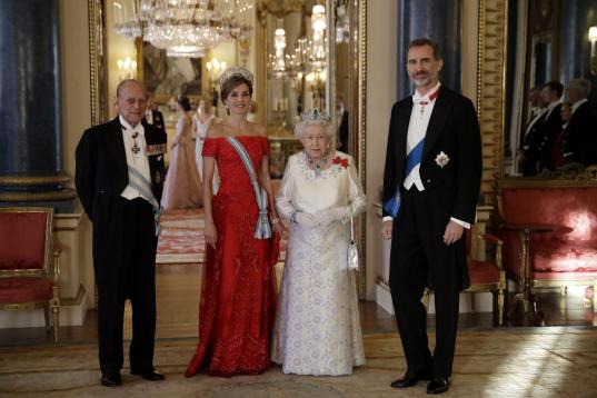 Los reyes de España con Isabel II y Felipe de Edimburgo en la cena de gala celebrada en el Palacio de Buckingham.
