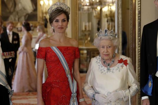 La reina de España con Isabel II en la cena de gala celebrada en el Palacio de Buckingham.