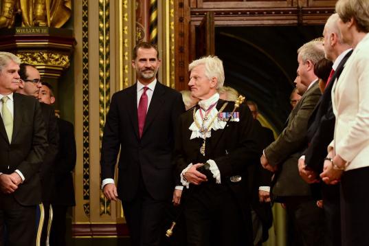 El rey Felipe VI entra en el Palacio de Westminster para pronunciar su discurso ante ambas cámaras del Parlamento británico.