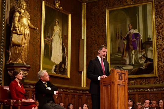El rey Felipe VI pronuncia su discurso en el Palacio de Westminster ante la reina Letizia y el  'speaker' de la Cámara de los Comunes, John Bercow.