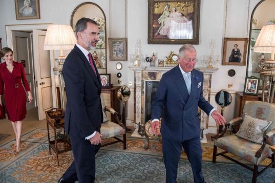 La reina Letizia accede al salón de Clarence House, donde ya están el rey Felipe VI y Carlos de Inglaterra.