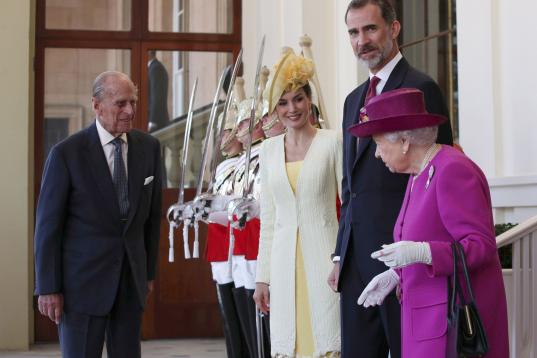 Los reyes de España a su llegada al palacio de Buckingham, donde pasarán las noches del miércoles y del jueves.