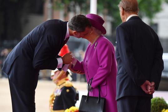 Felipe II besa a Isabel II en el primer día de la visita de Estado.