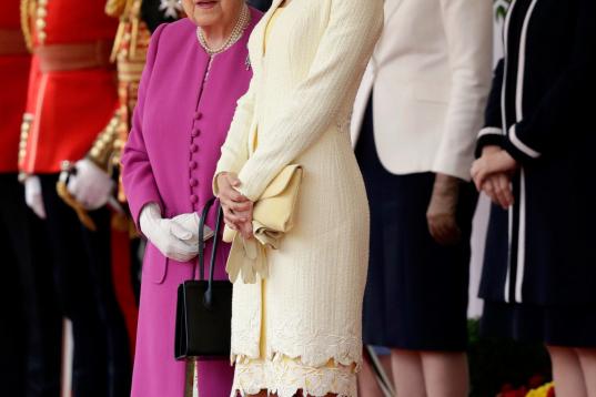 Isabel II conversa con la reina Letizia bajo la mirada de Theresa May.