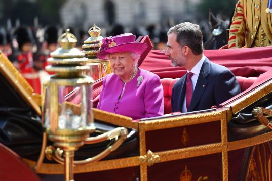 La reina Isabel II abandona en un carruaje la sede de la Guardia de Honor junto al rey Felipe VI.